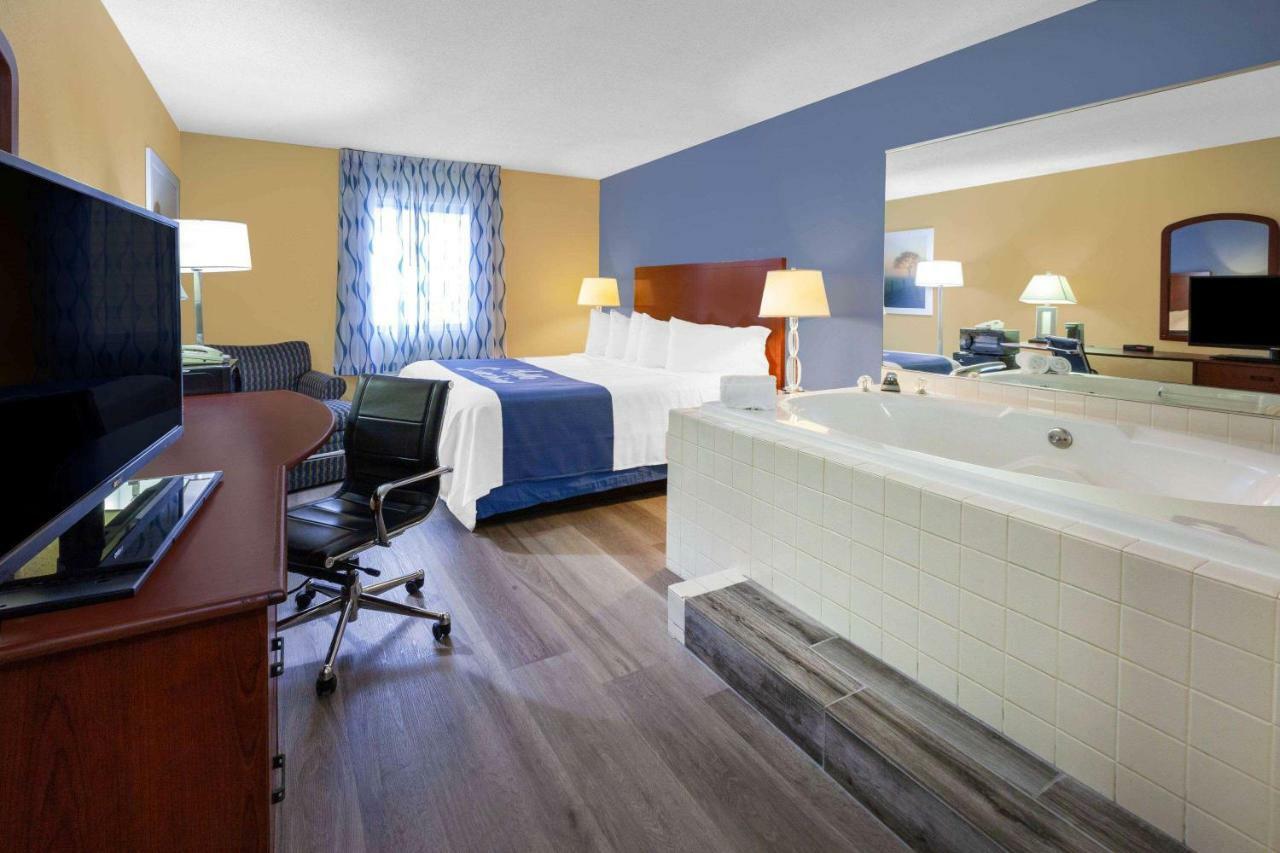 Days Inn By Wyndham Milan Sandusky South Eksteriør bilde